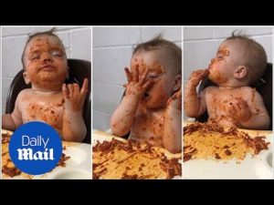 Amusing moment baby girl demolishes spaghetti whilst sleeping – Daily Mail