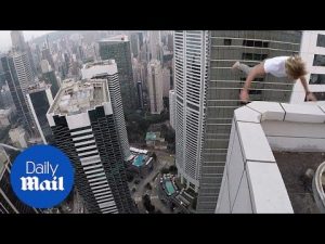Don’t look down! Daredevil’s incredible stunts atop high-rise – Daily Mail