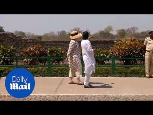 Hillary Clinton tours Jahaz Mahal on private trip to India – Daily Mail
