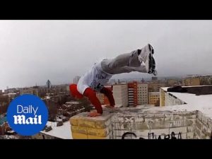 Terrifying moment daredevil handstands on frozen ledge – Daily Mail